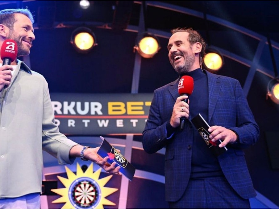 Eingespieltes Team: Christian Düren (links) und Elmar Paulke führen durch „Die Promi-Darts-WM“ bei ProSieben. (Bild: ProSieben/Willi Weber)