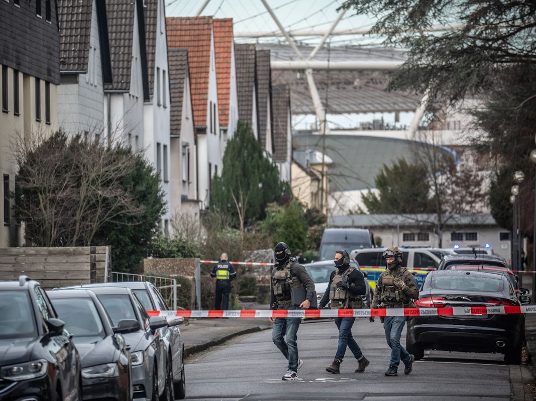 In der Roonstraße in Wiesdorf gab es am Sonntagmittag eine Bedrohung durch einen Mann, der eine laut Polizei bewaffnet gewesen sein soll.