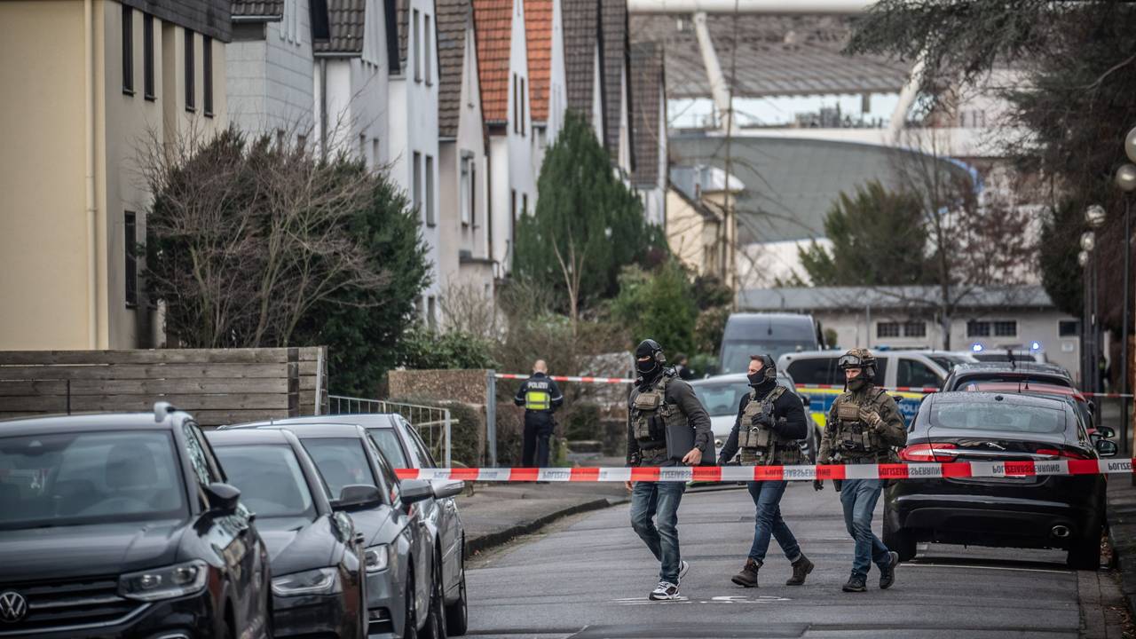 In der Roonstraße in Wiesdorf gab es am Sonntagmittag eine Bedrohung durch einen Mann, der eine laut Polizei bewaffnet gewesen sein soll.
