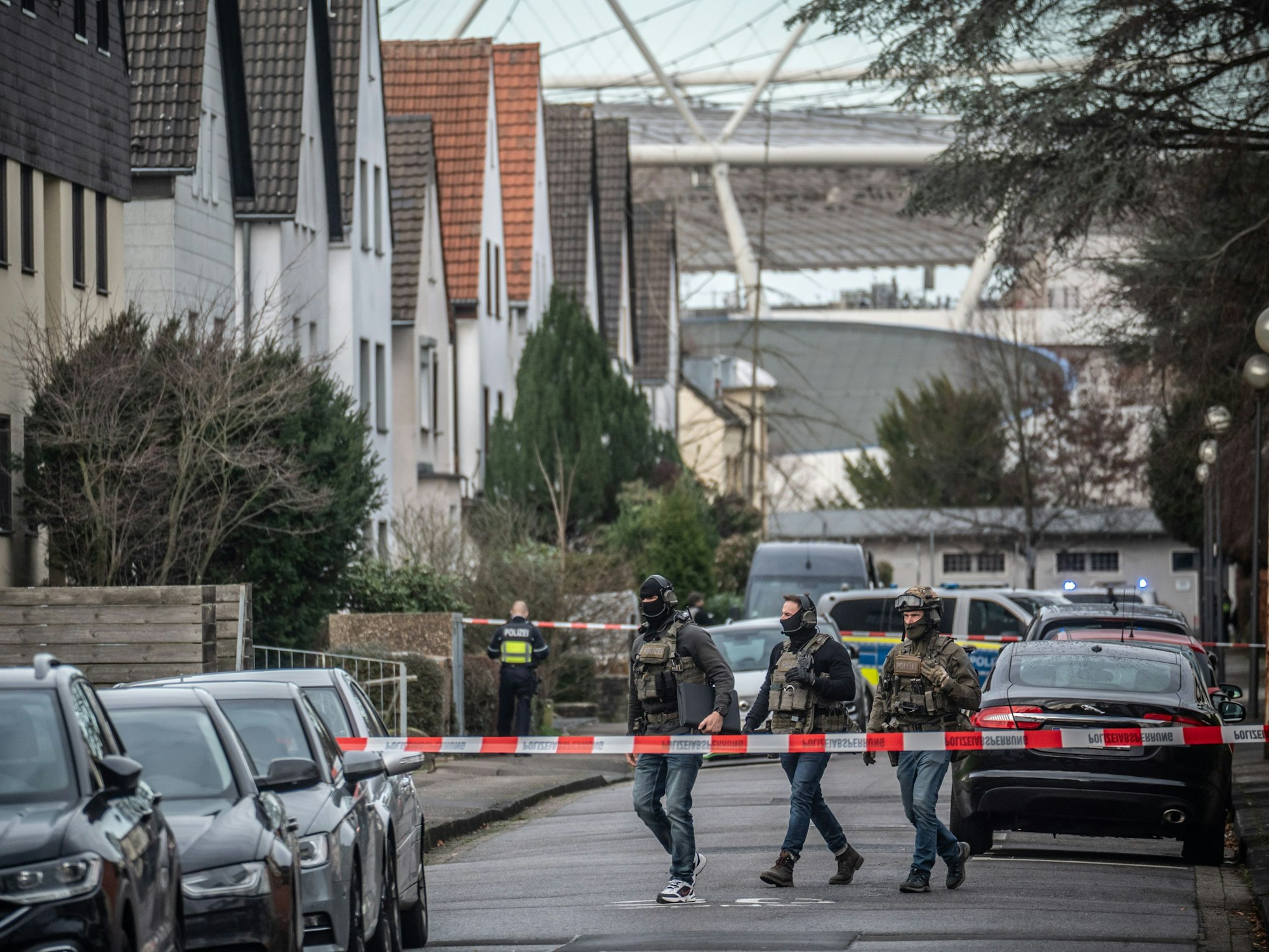 In der Roonstraße in Wiesdorf gab es am Sonntagmittag eine Bedrohung durch einen Mann, der eine laut Polizei bewaffnet gewesen sein soll.