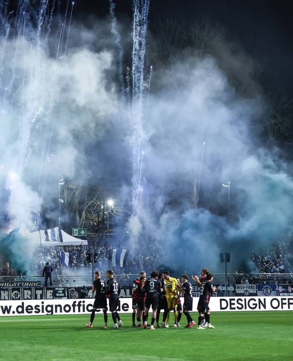 Feuerwerk im Gästeblock des MSV Duisburg bei Viktoria Köln.