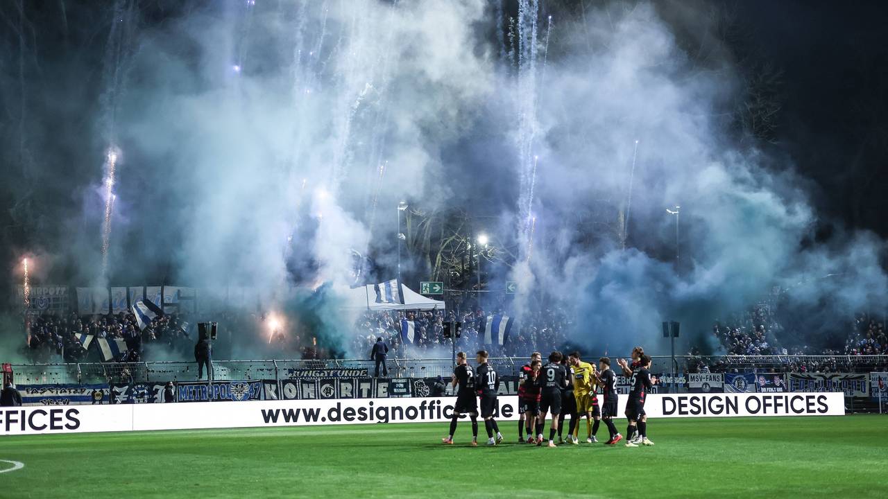 Feuerwerk im Gästeblock des MSV Duisburg bei Viktoria Köln.