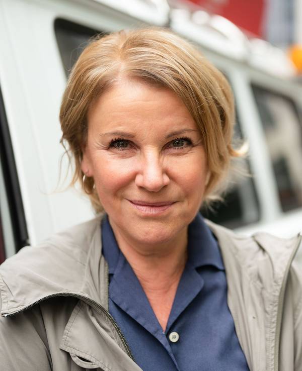 Schauspielerin Mariele Millowitsch steht neben einem Bulli.