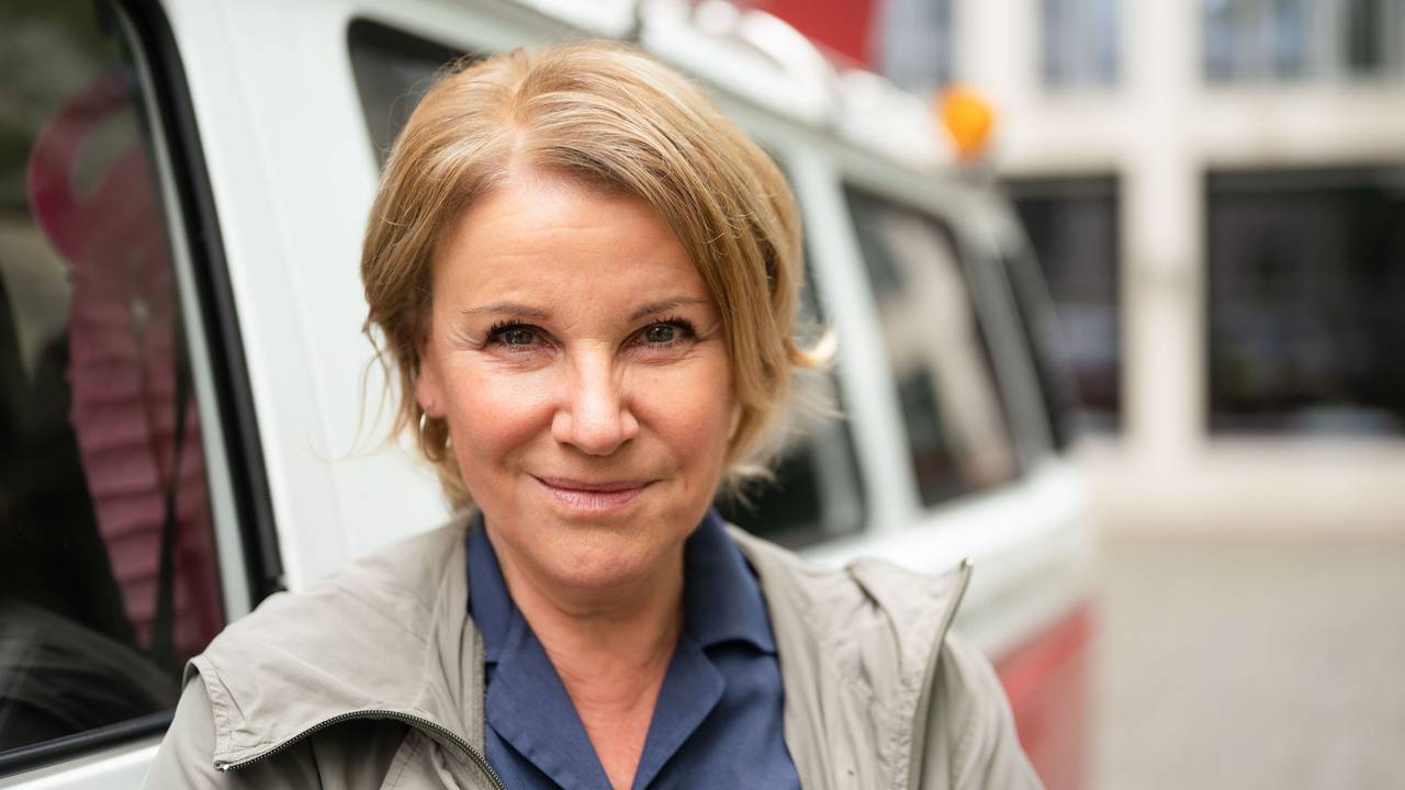 Schauspielerin Mariele Millowitsch steht neben einem Bulli.