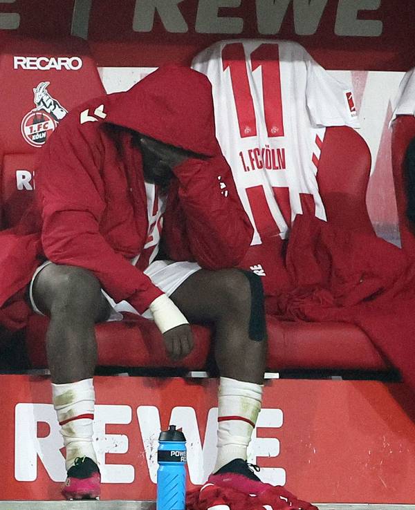 Ragnar Ache (1. FC Köln) weinte auf der Bank bei der 0:1-Niederlage gegen Union Berlin am 20. Dezember 2025.