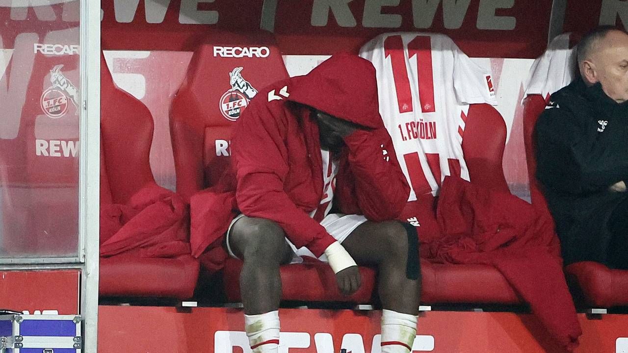 Ragnar Ache (1. FC Köln) weinte auf der Bank bei der 0:1-Niederlage gegen Union Berlin am 20. Dezember 2025.
