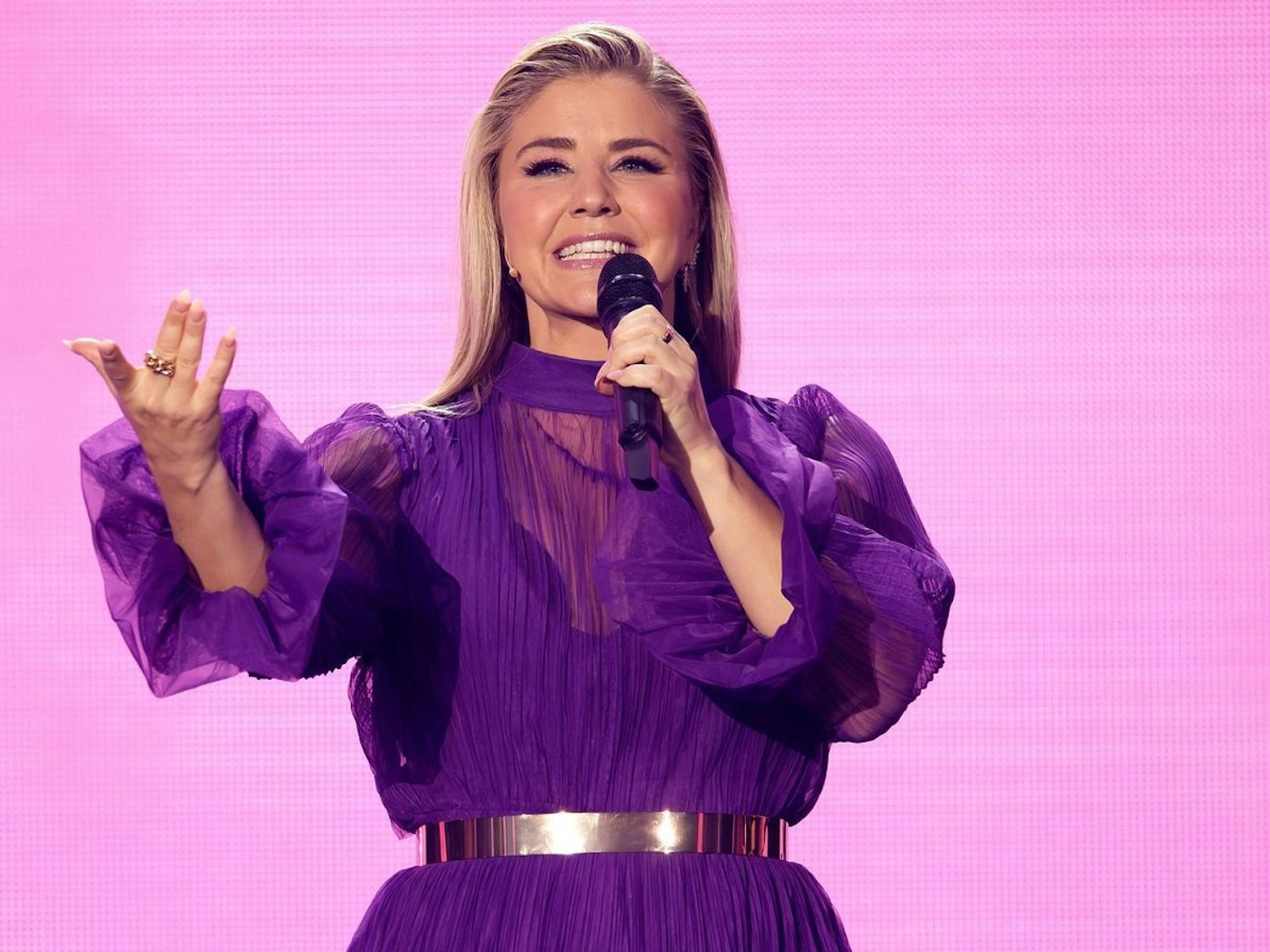 In einem Traum aus lila Tüll führte Beatrice Egli durch den Abend. (Bild: SWR / Manfred H. Vogel)