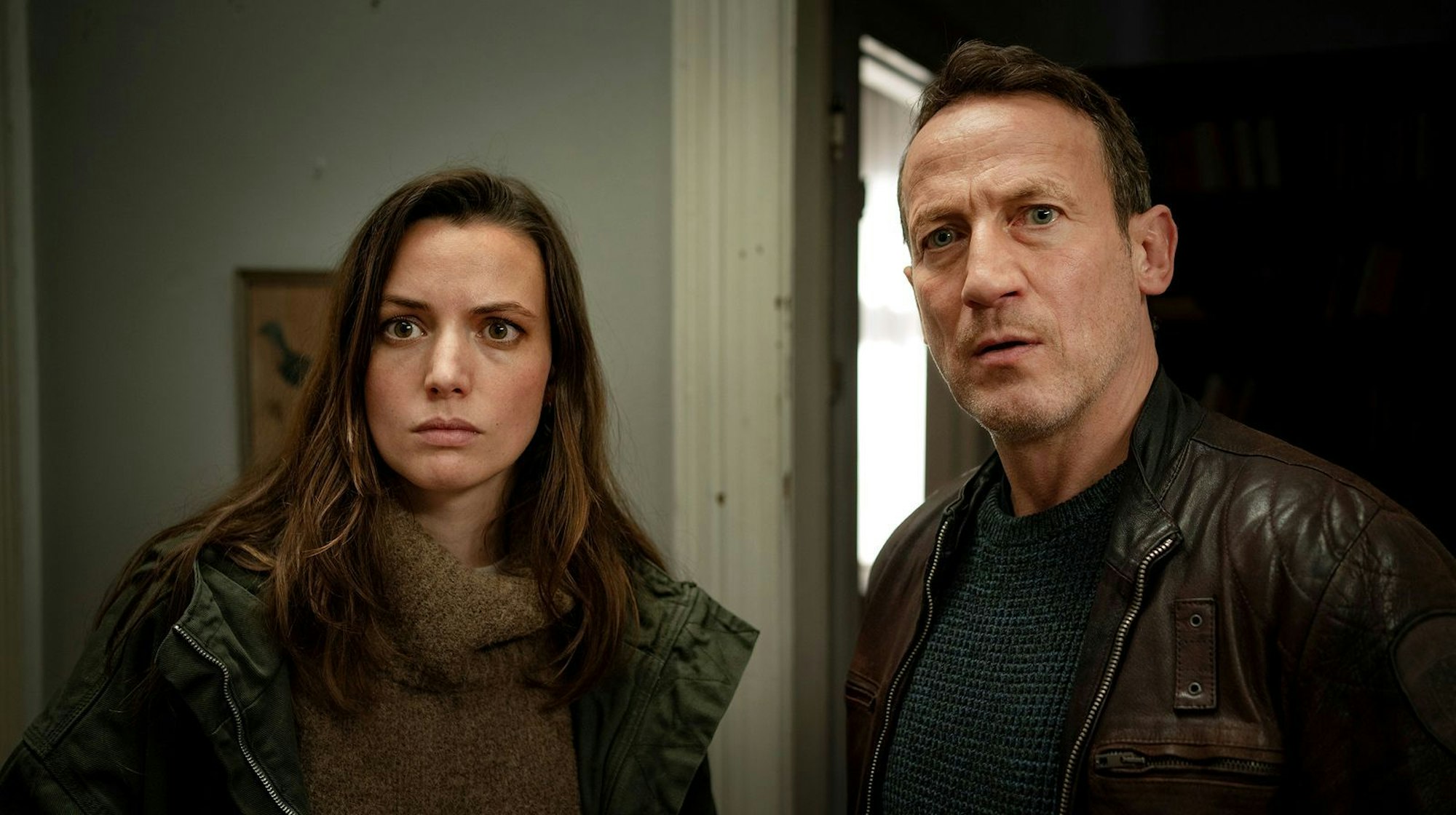 Falke (Wotan Wilke Möhring) und seine niederländische Kollegin Lynn de Baer (Gaite Jansen) haben es mit Tätern zu tun, die mit unvorstellbarer Brutalität vorgehen. (Bild: NDR/Georges Pauly)