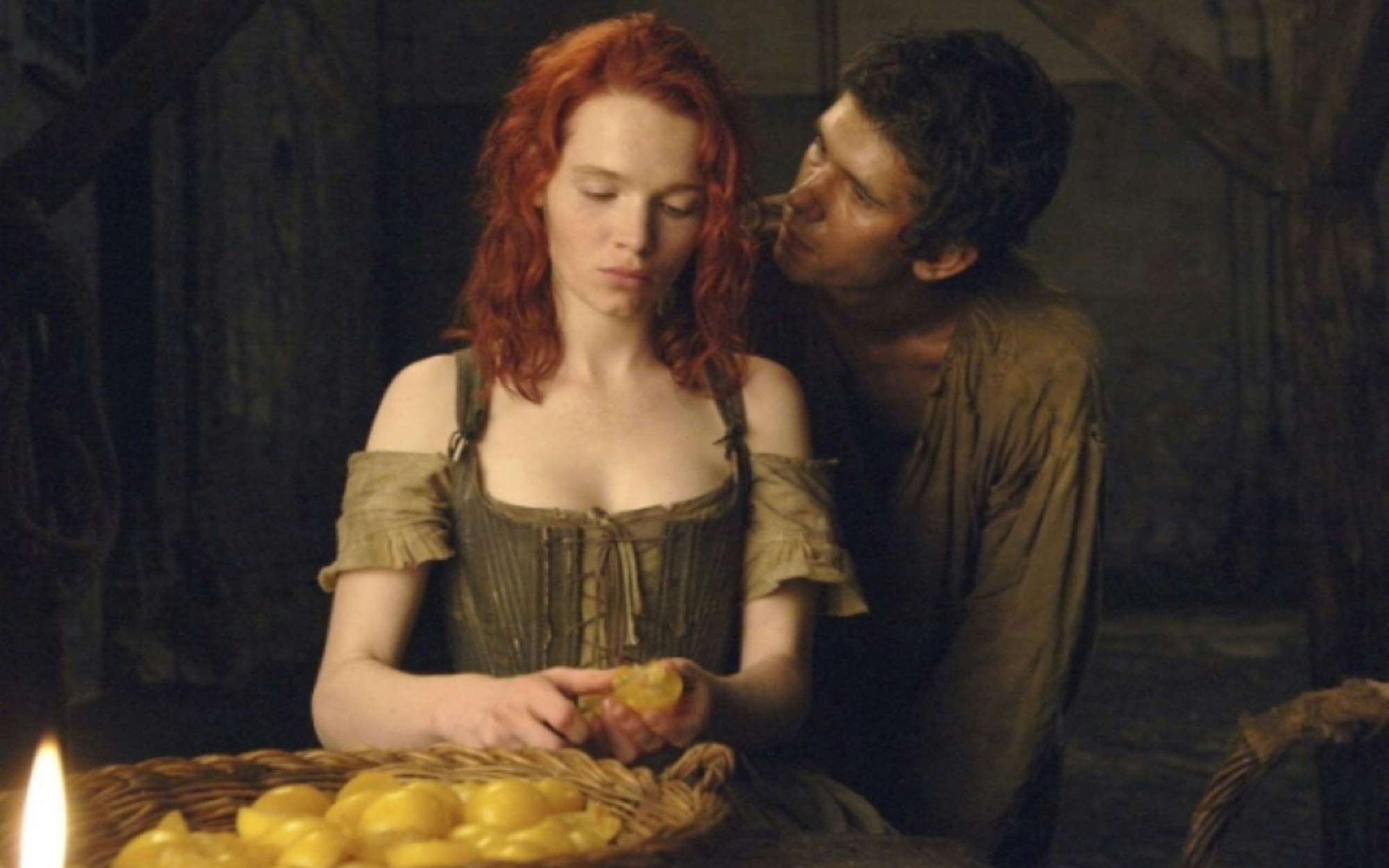 Der Anfang einer Karriere als Serienmörder: Grenouille (Ben Whishaw) lernt das Mirabellen-Mädchen (Karoline Herfurth) kennen. (Bild: ZDF/intertopics/ captial pictures)