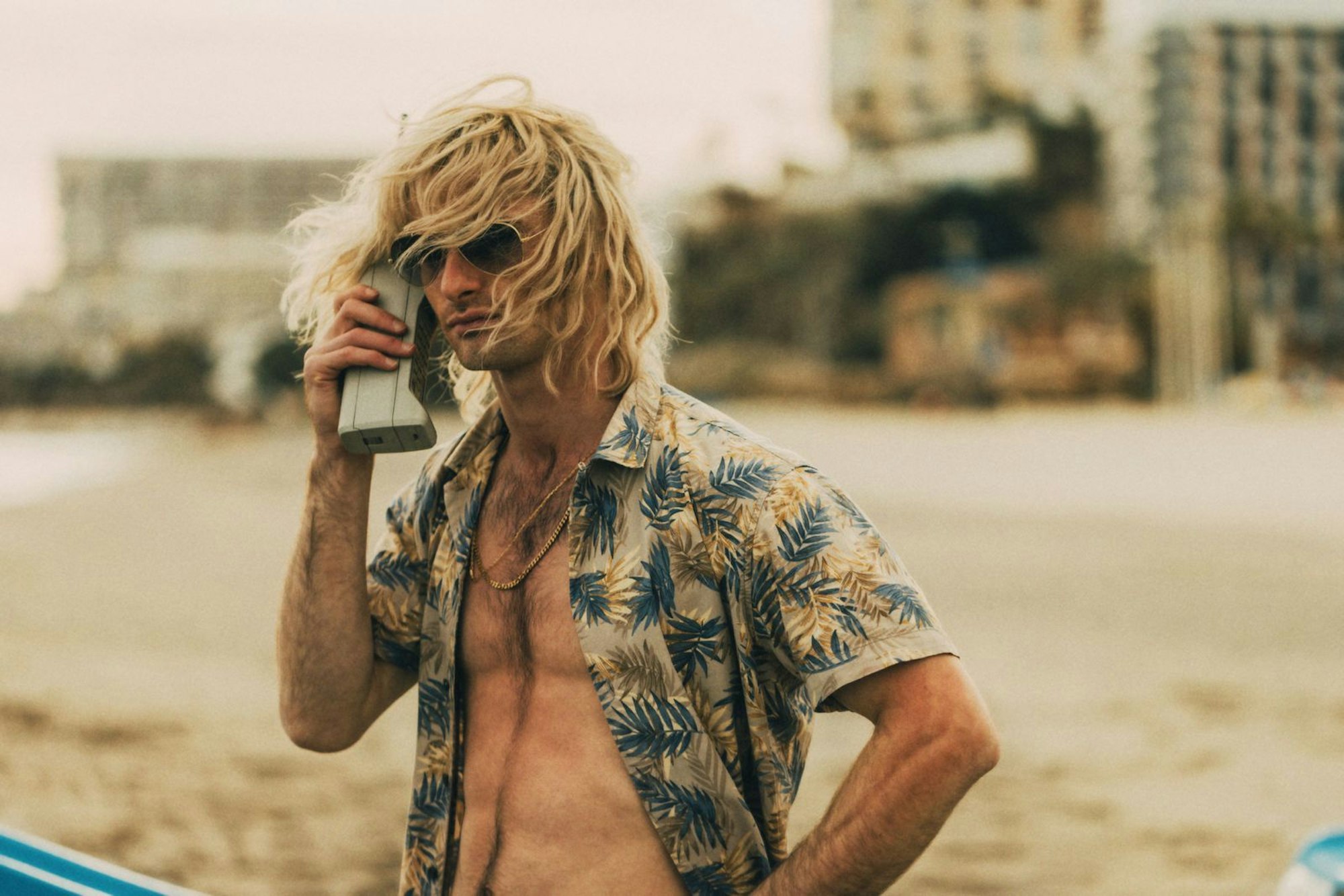 Den Zuhälter Klaus Barkowsky verkörperte Aaron Hilmer in der Fernsehserie „Luden“. Die Serie ist über die Streamingplattform Prime Video abrufbar. (Bild: Prime Video / Susanne Schramke / Neue Super)