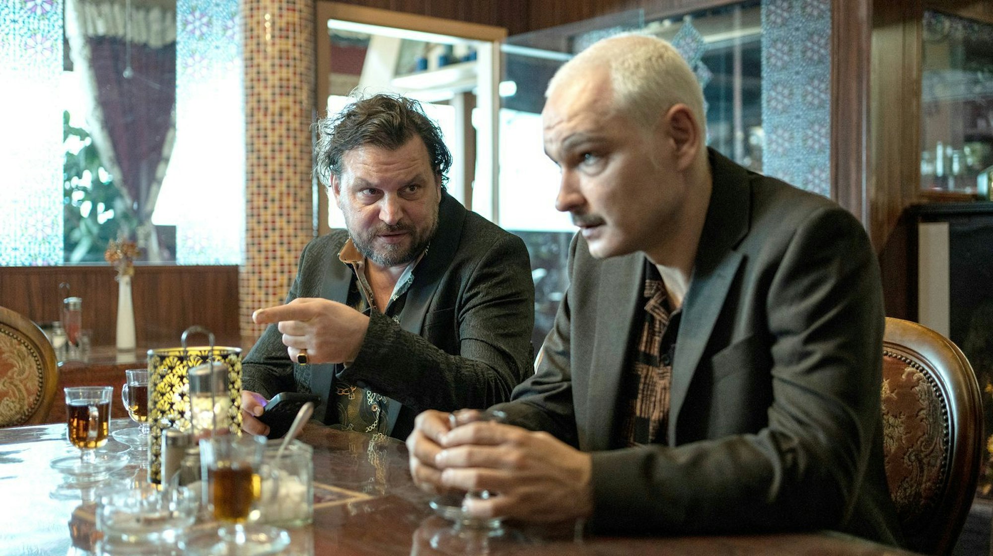 Gastwirt Zoric (Sascha Geršak, links) freundet sich mit Autohändler Joe Glauning (Andrei Viorel Tacu) an. Doch sind beide das, was sie vorgeben zu sein? (Bild: NDR/Georges Pauly)