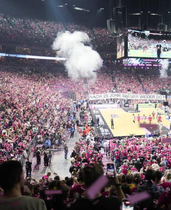 Ausverkaufte Lanxess-Arena in der Basketball-Bundesliga bei Baskets Bonn gegen Bayern München.