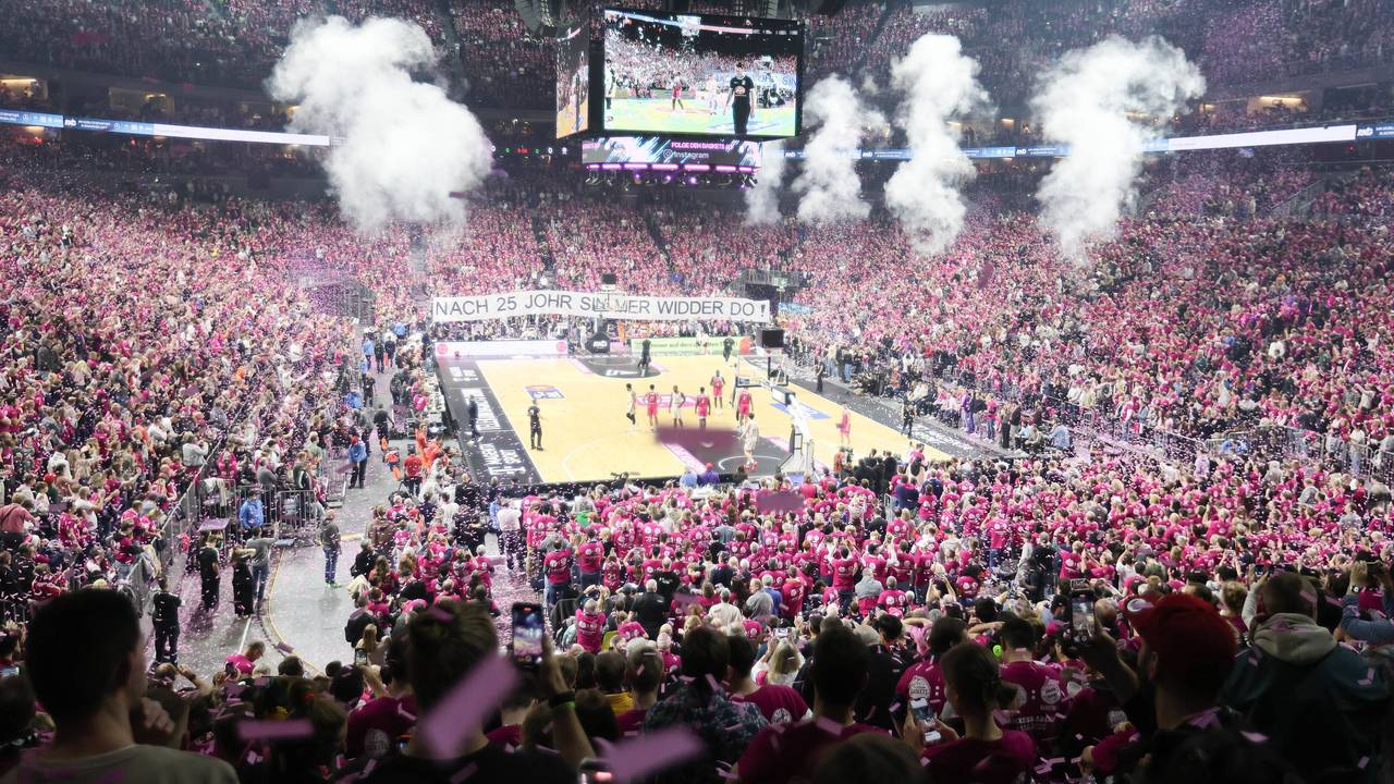 Ausverkaufte Lanxess-Arena in der Basketball-Bundesliga bei Baskets Bonn gegen Bayern München.