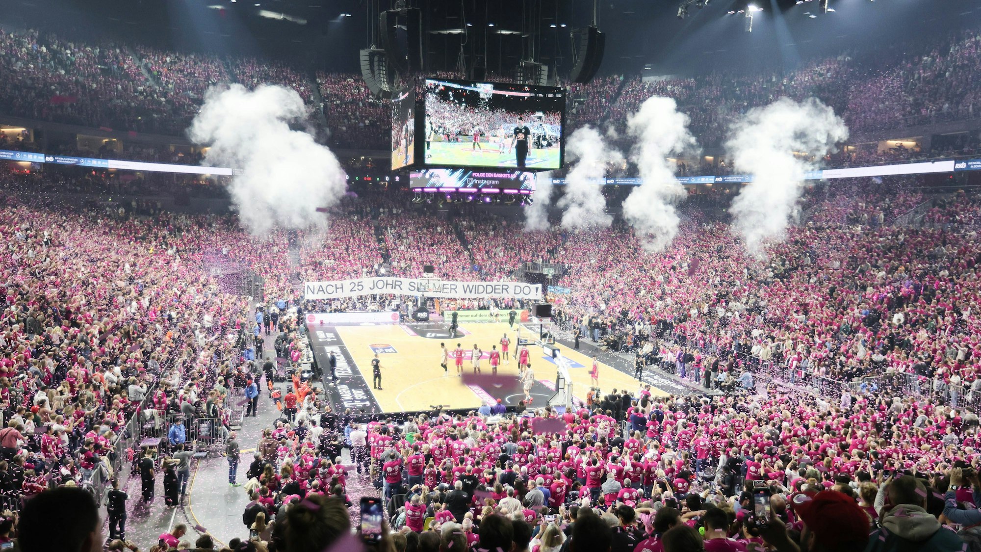 Ausverkaufte Lanxess-Arena in der Basketball-Bundesliga bei Baskets Bonn gegen Bayern München.