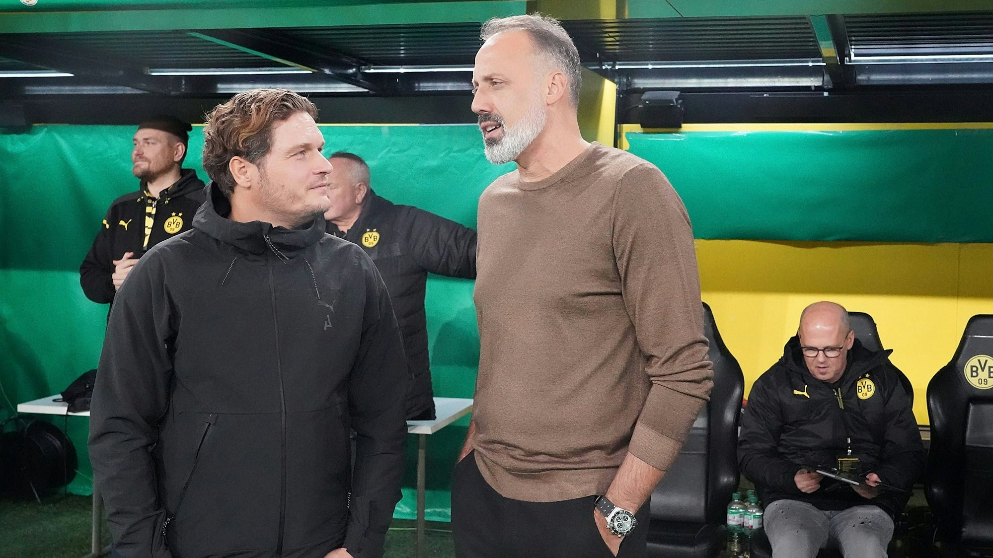 Pellegrino Matarazzo (r.) unterhält sich mit Edin Terzić.