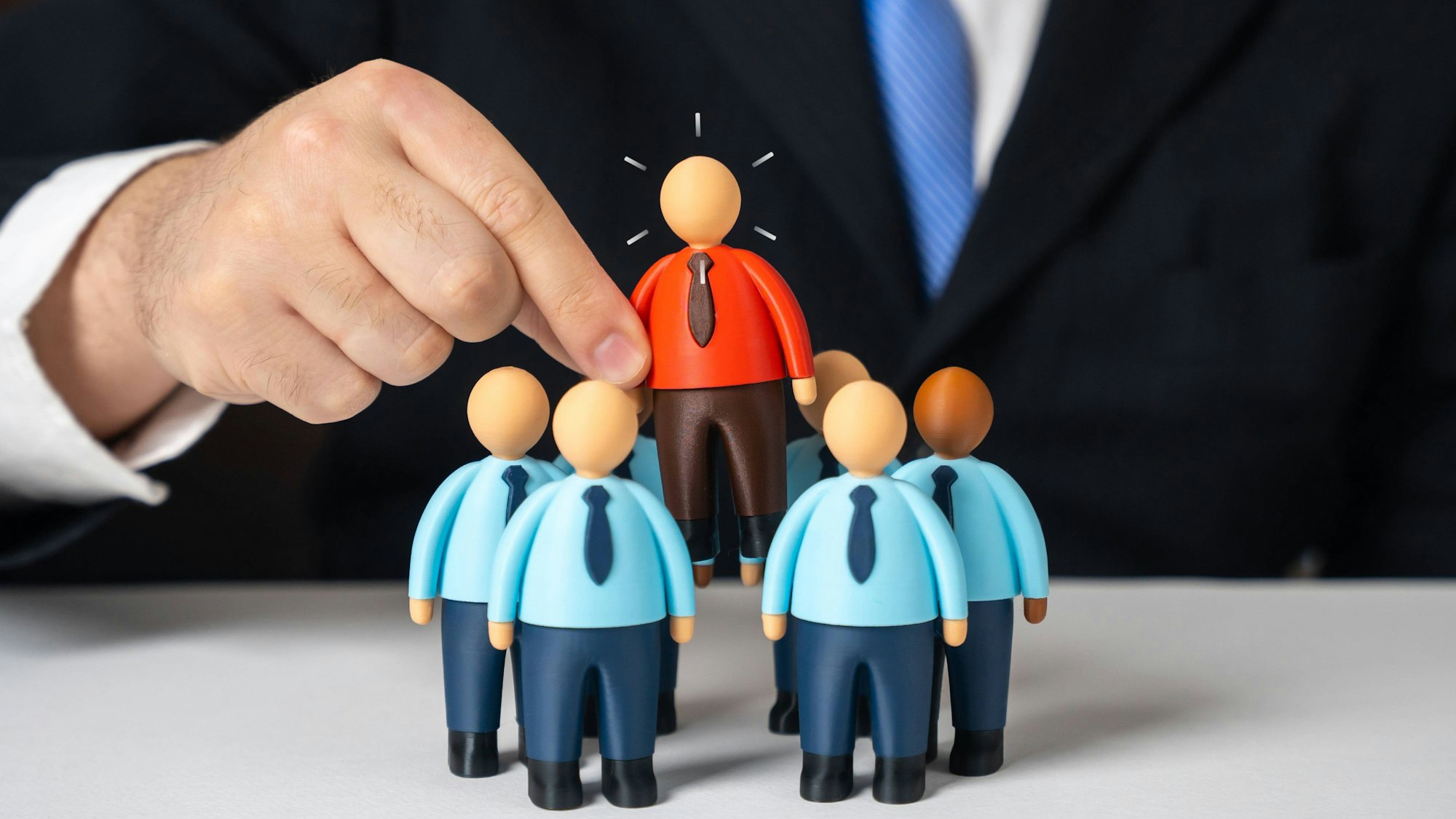 Hand identifiziert einen Mitarbeiter