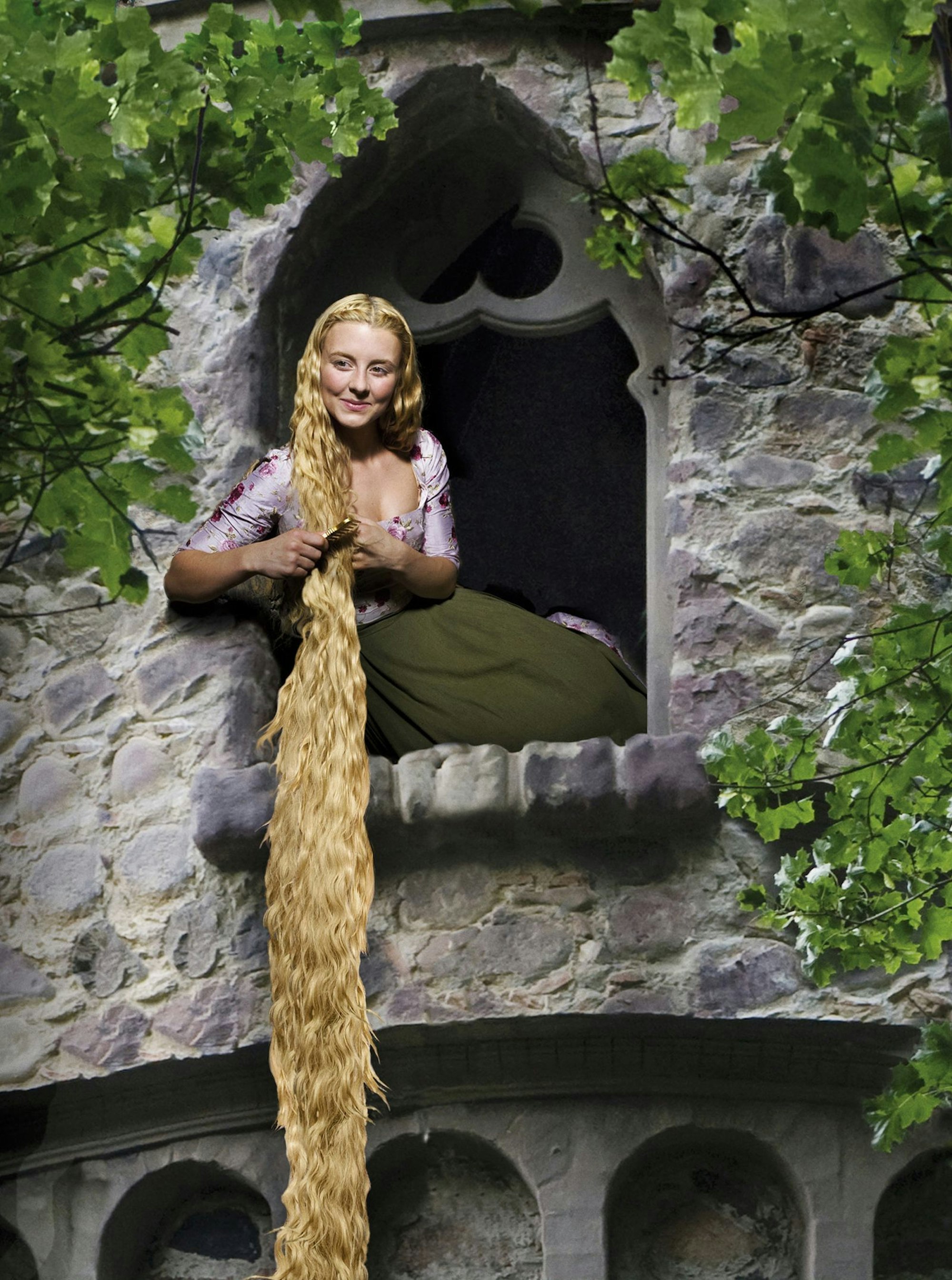 Rapunzel (Luisa Wietzorek) lässt ihr Haar herunter. Der Klassiker ist am Donnerstag, 25. Dezember, 12.25 Uhr, im ARD zu sehen. (Bild: rbb/Arnim Thomaß/Isabella Malek (Grafik))