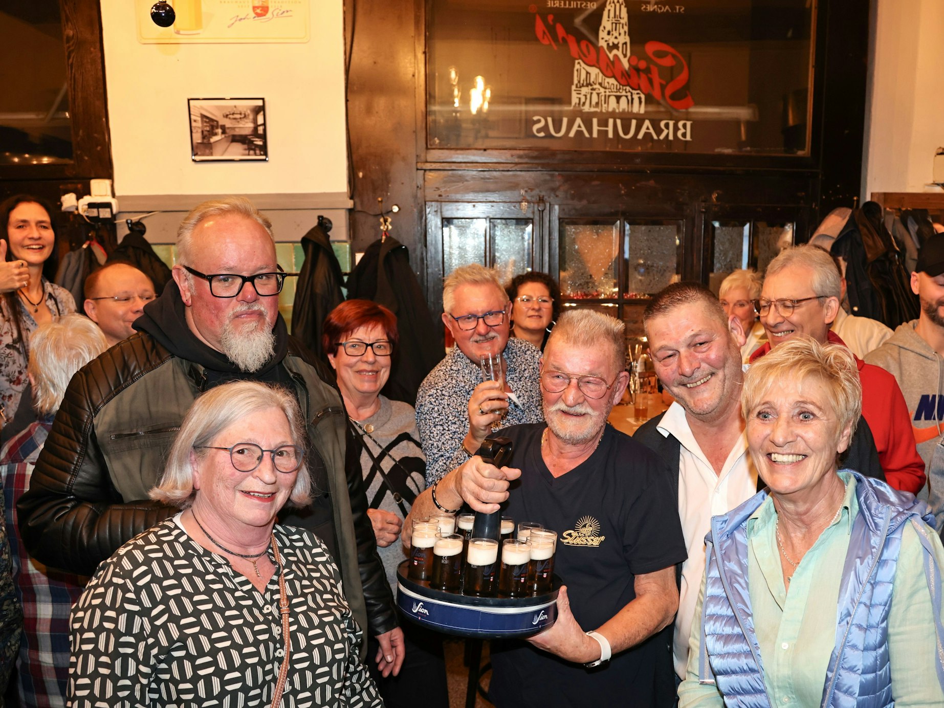 Karl Heinz Fischer zwischen den Stammgästen im Brauhaus Stüsser.