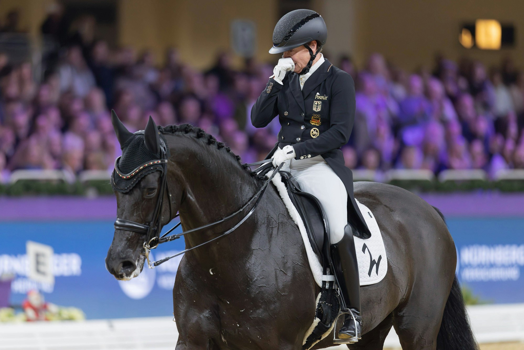 Isabell Werth kommen auf ihrem Pferd die Tränen.