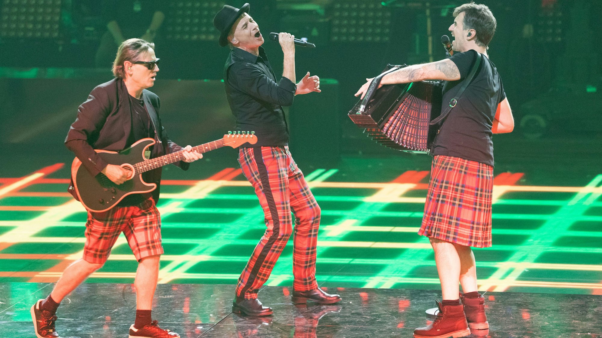 Florian Silbereisen zusammen mit Brings auf der Bühne.