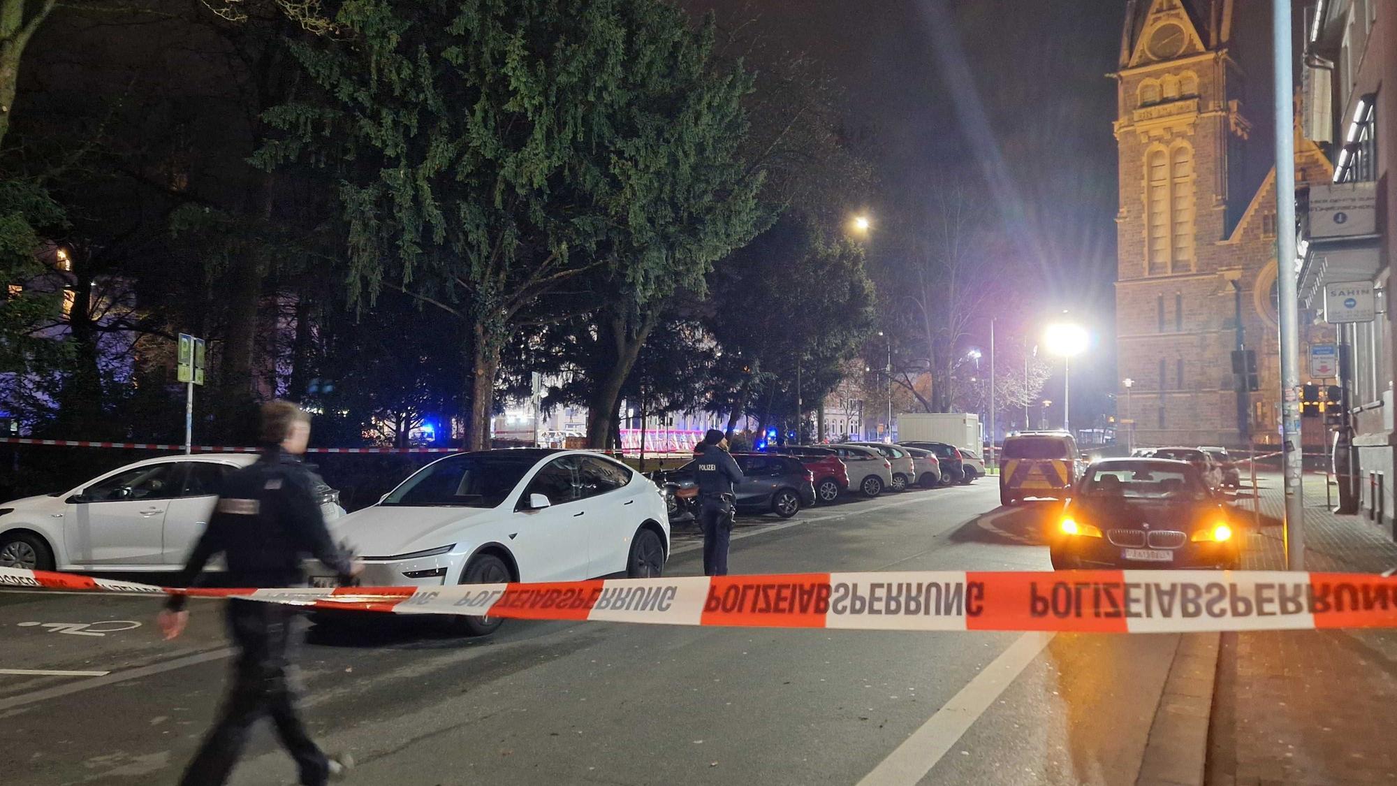 Einsatzkräfte der Polizei haben einen Bereich in der Innenstadt Gießens gesperrt.