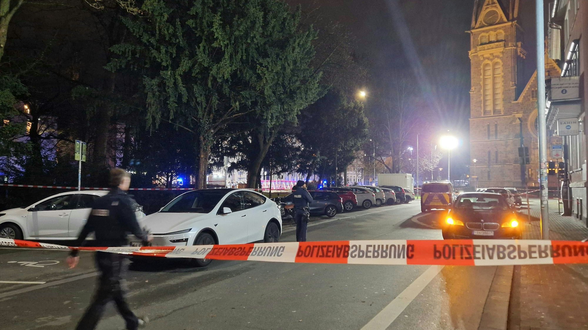 Einsatzkräfte der Polizei haben einen Bereich in der Innenstadt Gießens gesperrt.