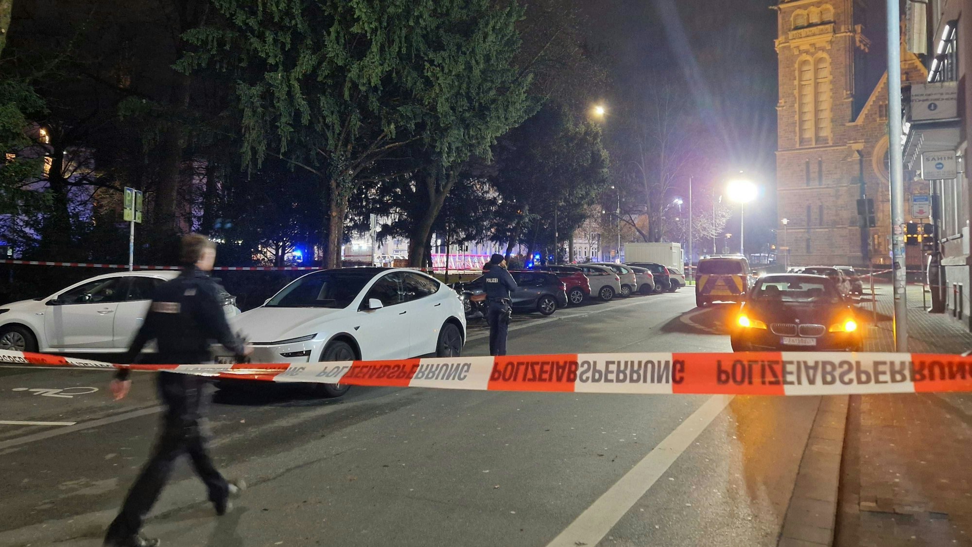 Einsatzkräfte der Polizei haben einen Bereich in der Innenstadt Gießens gesperrt. Ein Auto ist dort in eine Bushaltestelle gefahren.