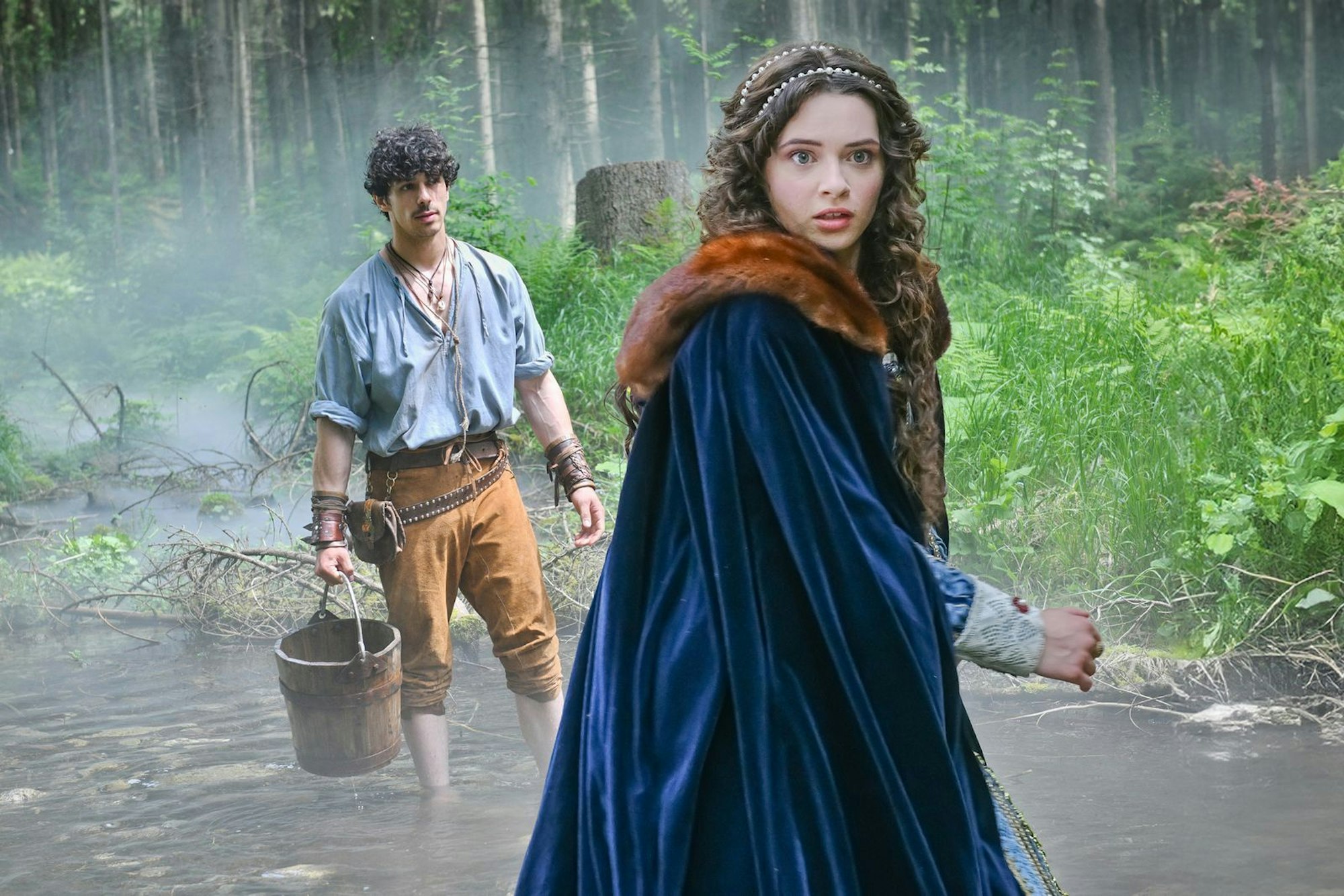 Schafft Juraj (Ladislav Bédi) es, den Fluch von Júlia (Katarína Krajčovičová) zu brechen? Das neue Märchen „Die drei goldenen Dukaten“ läuft am Mittwoch, 24. Dezember, 15.05 Uhr, im ZDF (Bild: ZDF und (c) RTVS)