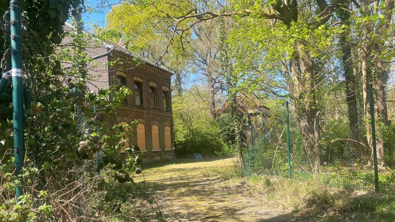 Alte Gebäude zwischen Bäumen