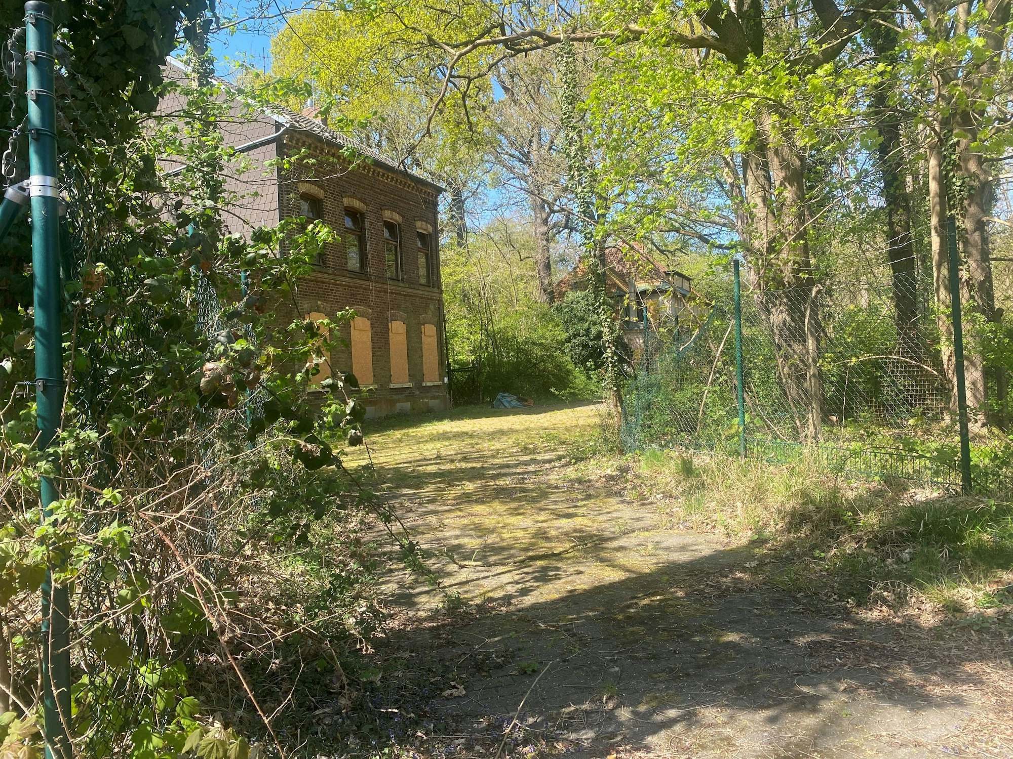 Alte Gebäude zwischen Bäumen