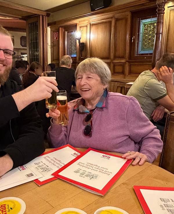 Felix aus Leverkusen mit Rosanna „Rose“ Lalond im Brauhaus