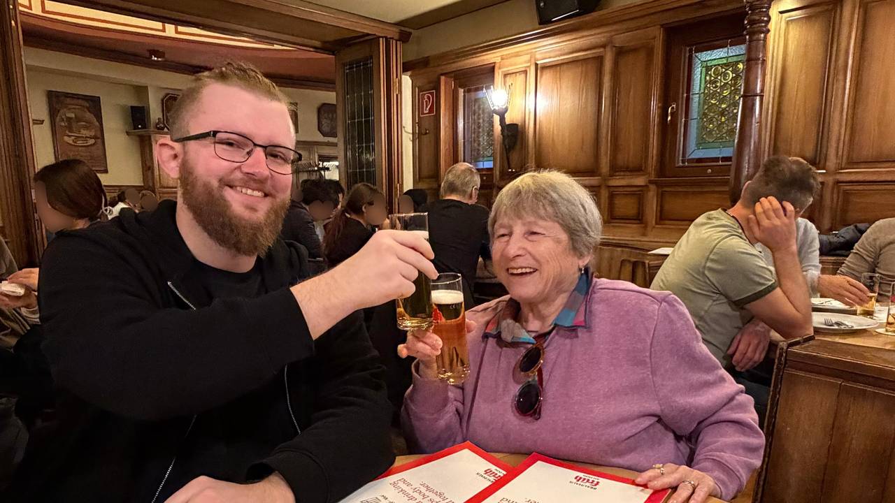 Felix aus Leverkusen mit Rosanna „Rose“ Lalond im Brauhaus