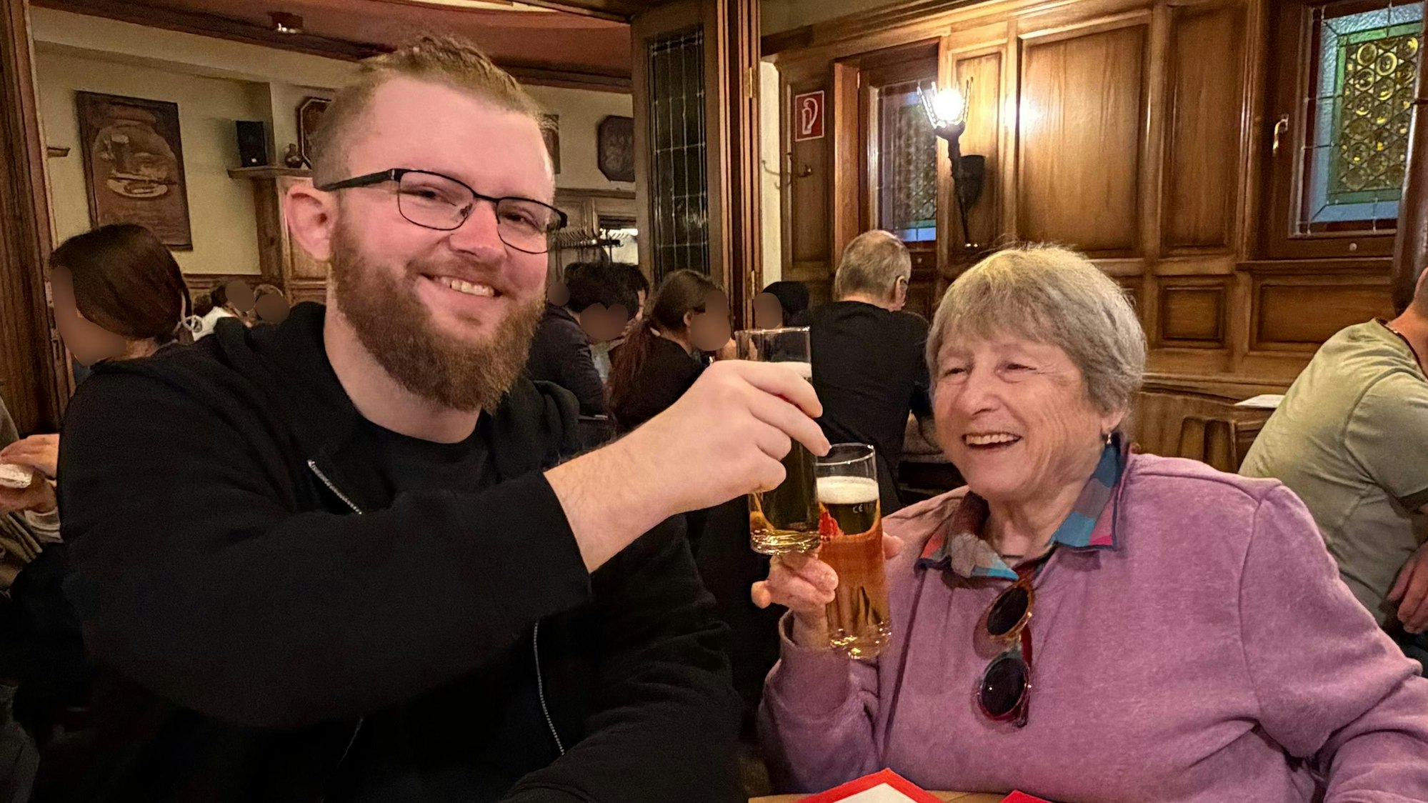 Felix aus Leverkusen mit Rosanna „Rose“ Lalond im Brauhaus