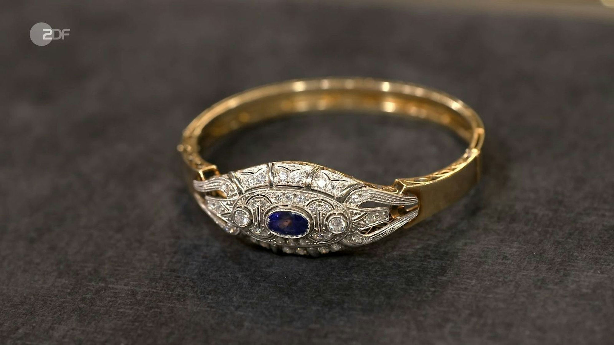 Der Armreif aus der Zeit zwischen 1940 und 1960 hatte laut Patrick Lessmann einen Schätzwert von 3.300 bis 3.400 Euro. (Bild: ZDF)