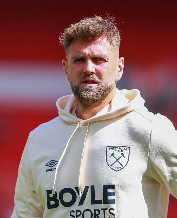 Niclas Füllkrug im Hoodie von West Ham United.