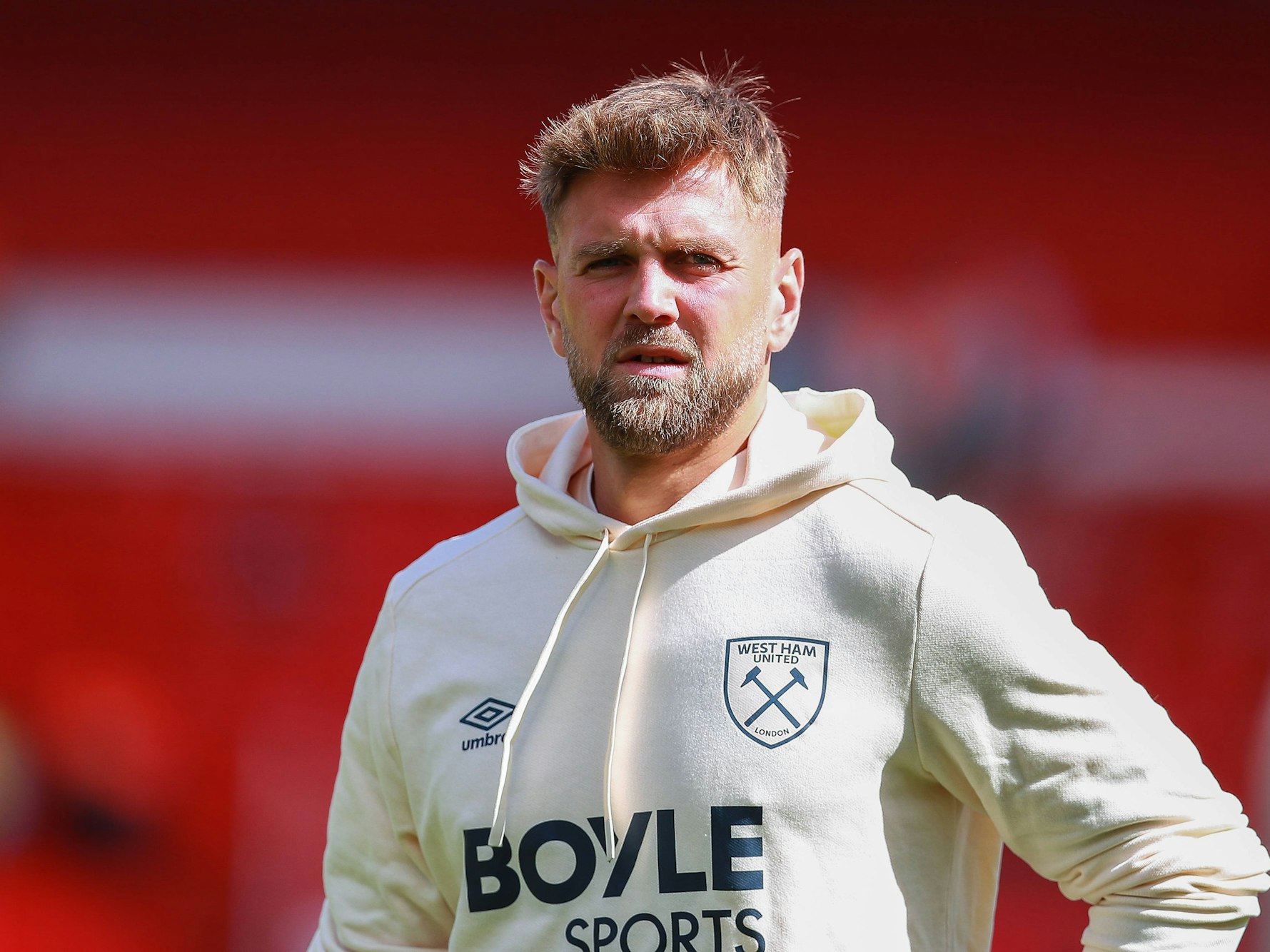 Niclas Füllkrug im Hoodie von West Ham United.