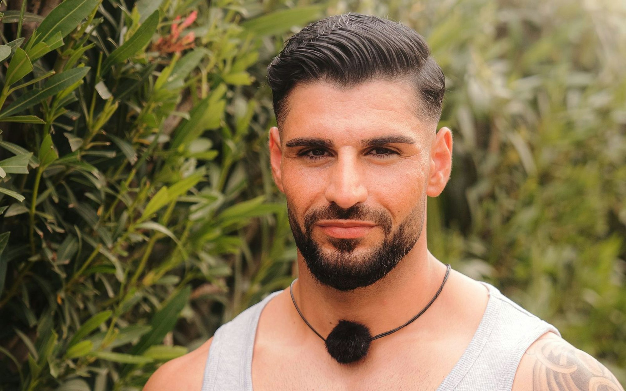 Verführer Musti kommt Brenda immer näher. (Bild: RTL / Dustin Leonhard Grieß)