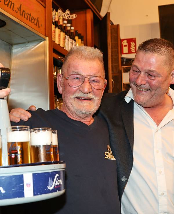 Köbes Karl Heinz Fischer mit seinem Chef Pepe Perz.