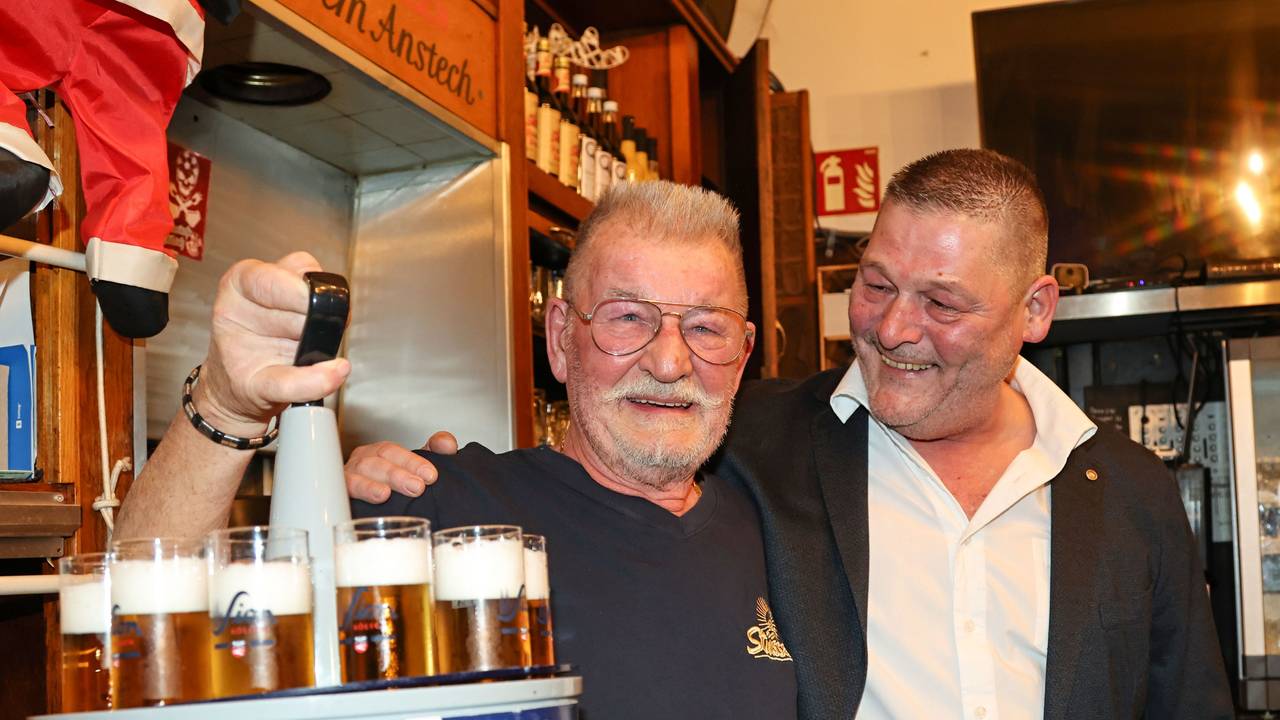 Köbes Karl Heinz Fischer mit seinem Chef Pepe Perz.