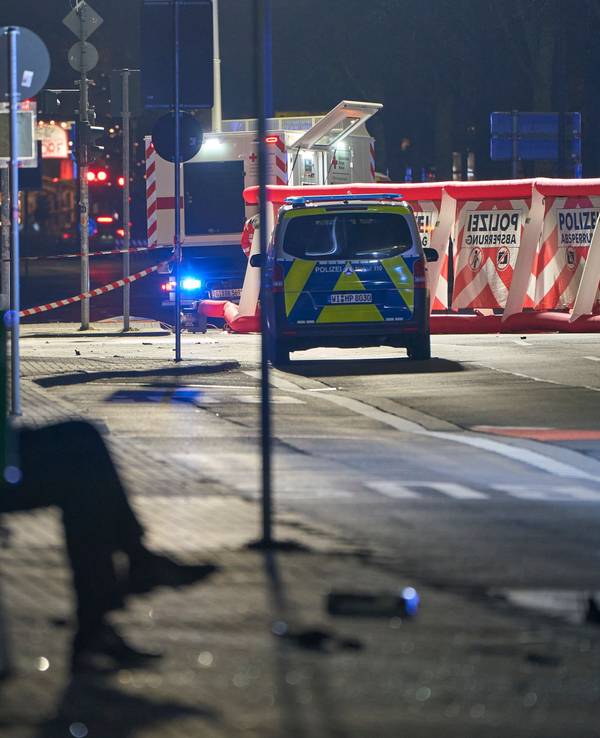 Die Polizei hat die Unfallstelle rund um eine Bushaltestelle abgesperrt.