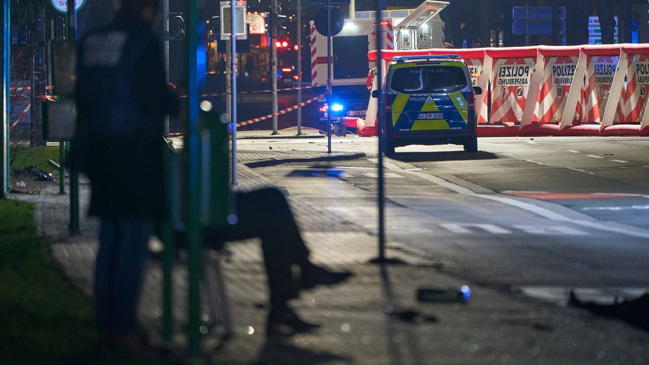 Die Polizei hat die Unfallstelle rund um eine Bushaltestelle abgesperrt.