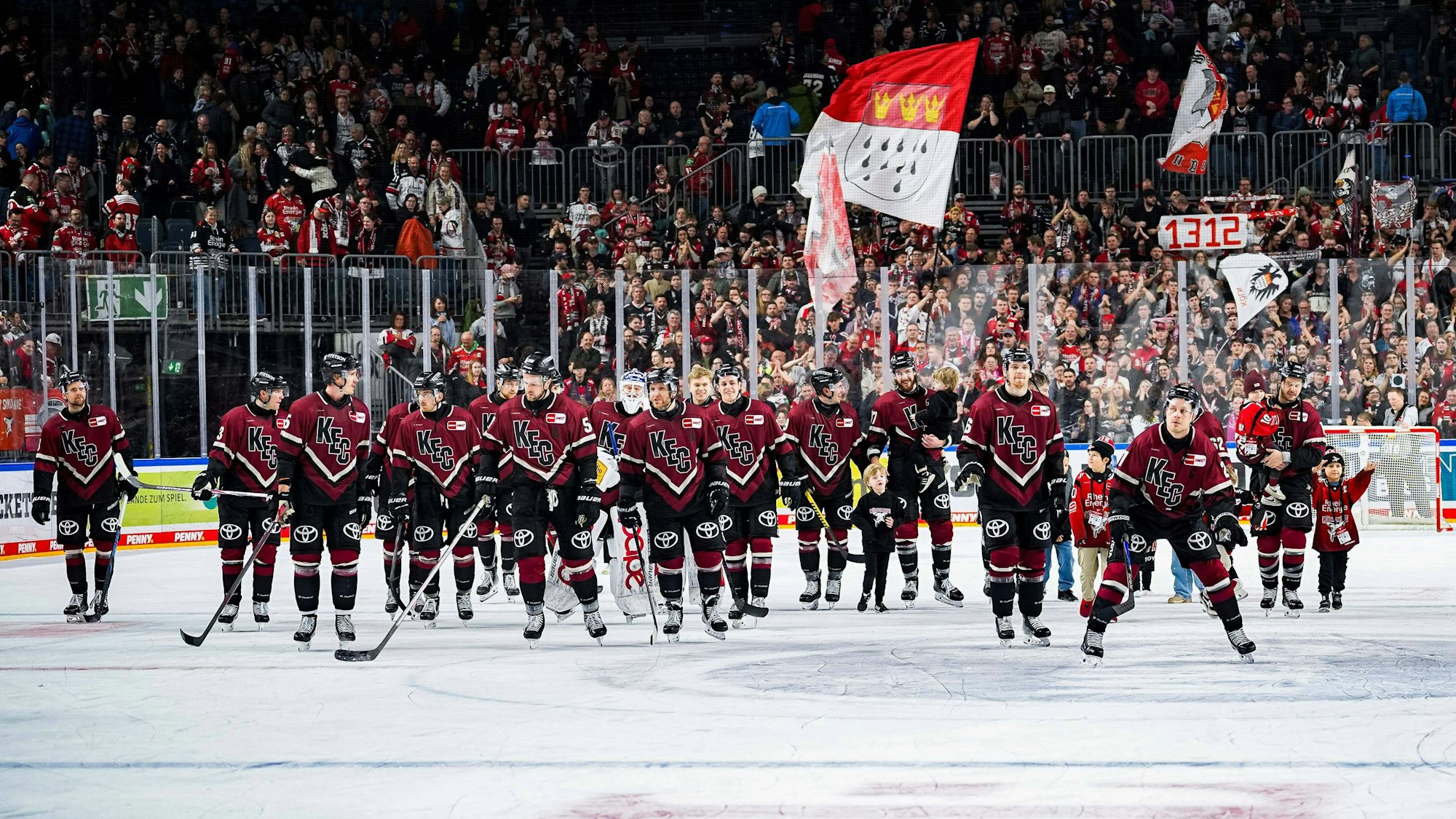 Die Spieler der Kölner Haie bei der Ehrenrunde.