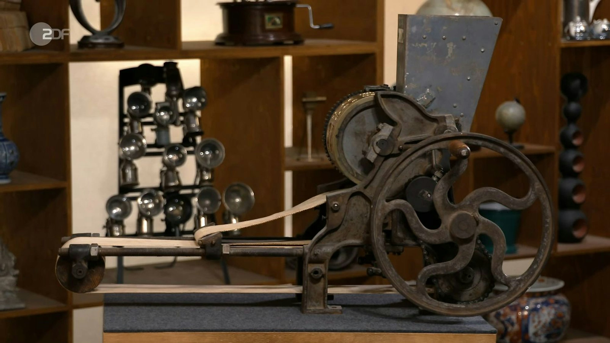 Mit der Maschine aus den 1950er Jahren ließ sich Spekulatius herstellen. (Bild: ZDF)