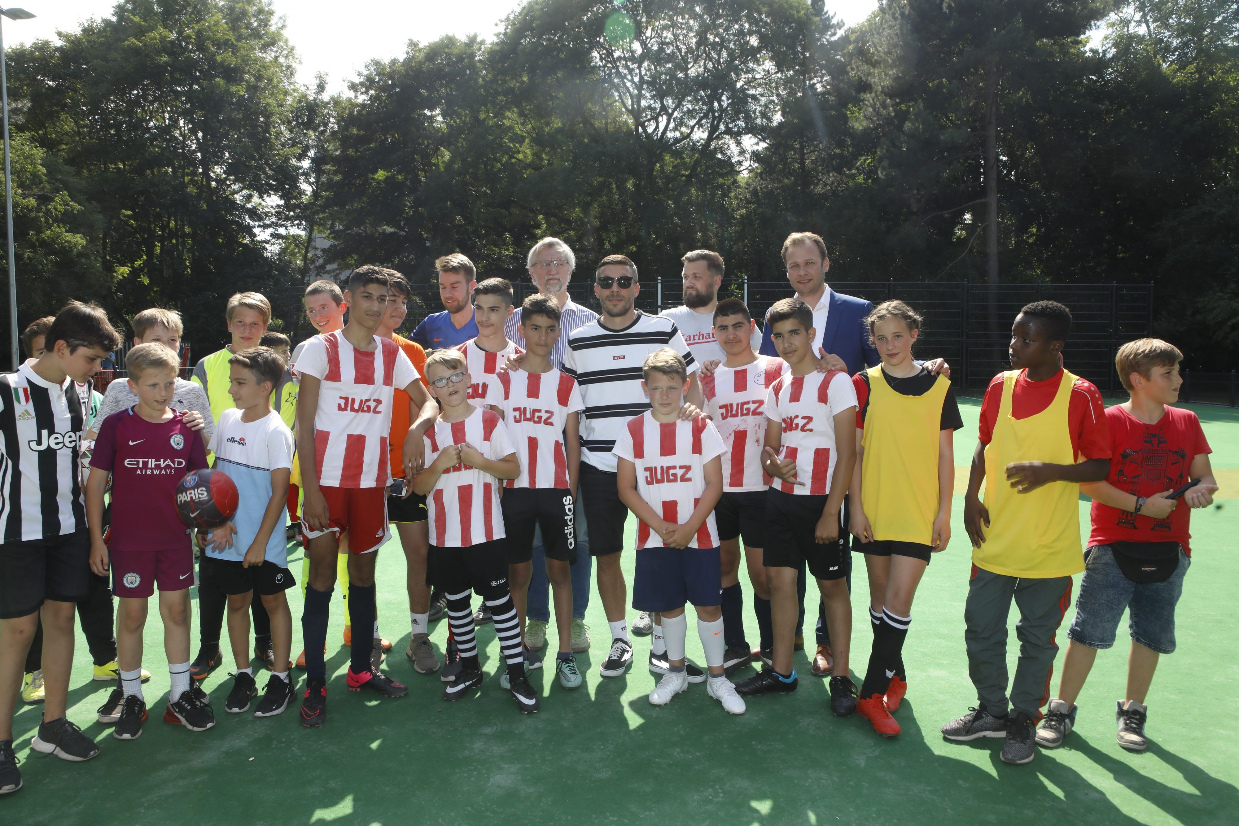 Lukas Podolski kam zur Eröffnung des Bolzplatzes „Kuhle“ im Römerpark im Jahr 2019 (Archivbild).