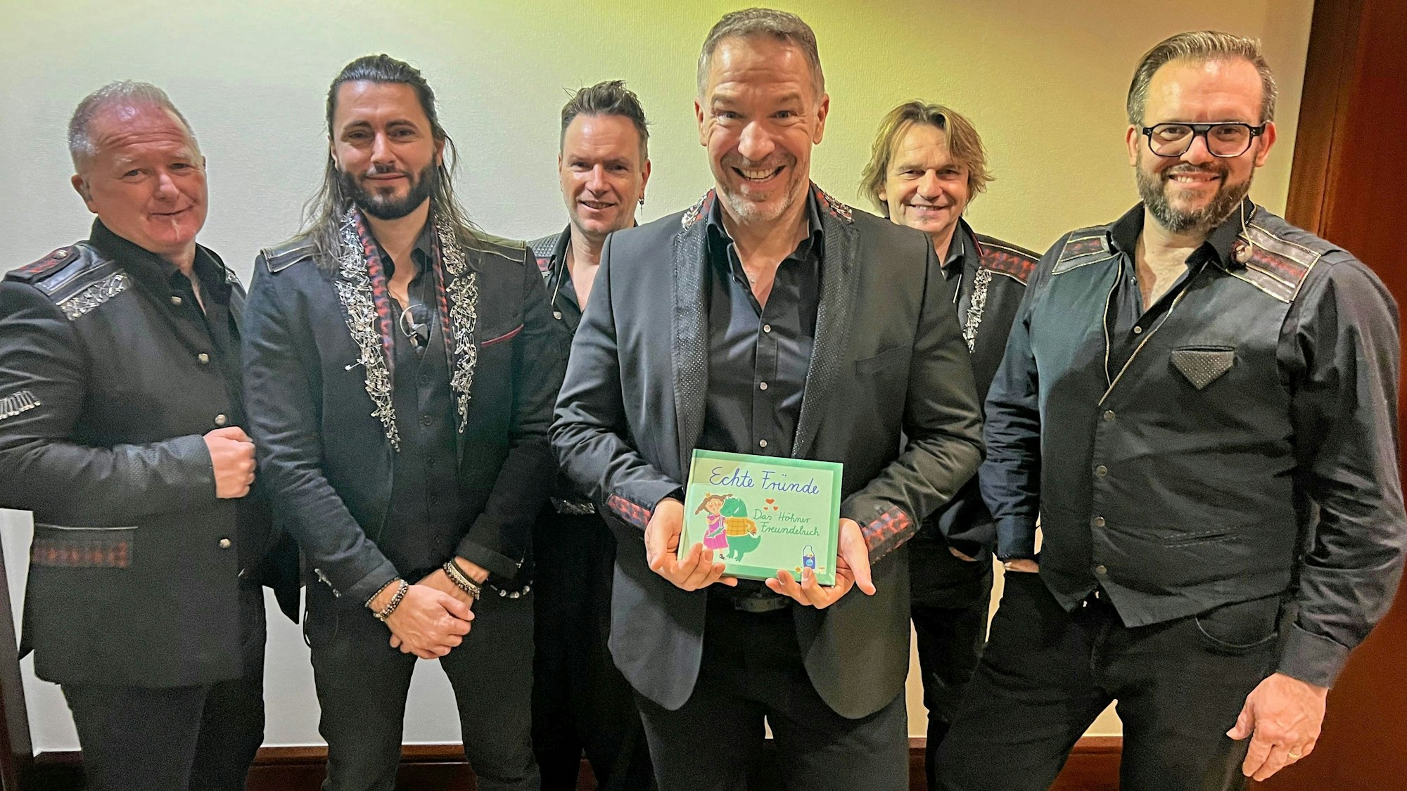 Die Höhner zeigen ihr neues Freundschaftsbuch.