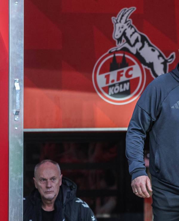 Steffen Baumgart geht eine Treppe im Rhein-Energie-Stadion hoch.