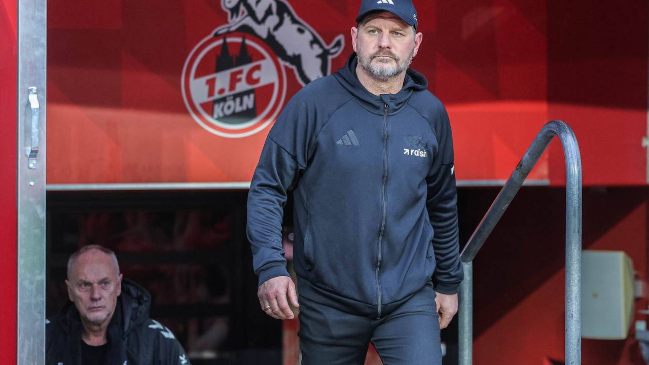 Steffen Baumgart geht eine Treppe im Rhein-Energie-Stadion hoch.