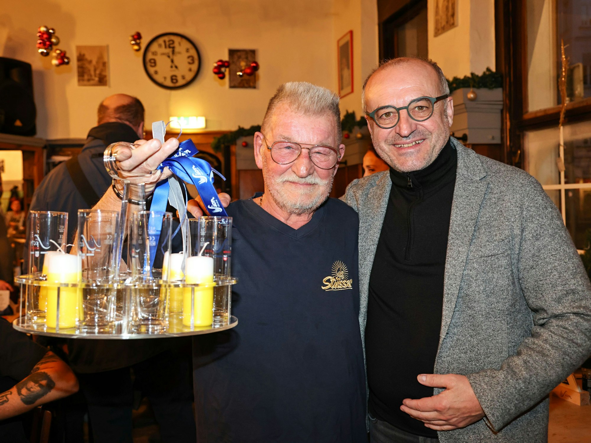 Georg Schäfer verabschiedet Karl Heinz Fischer.