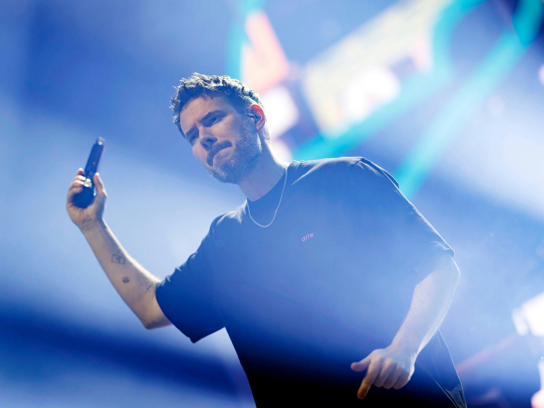 Sänger Johannes Strate von der Band Revolverheld beim Konzert in Köln.