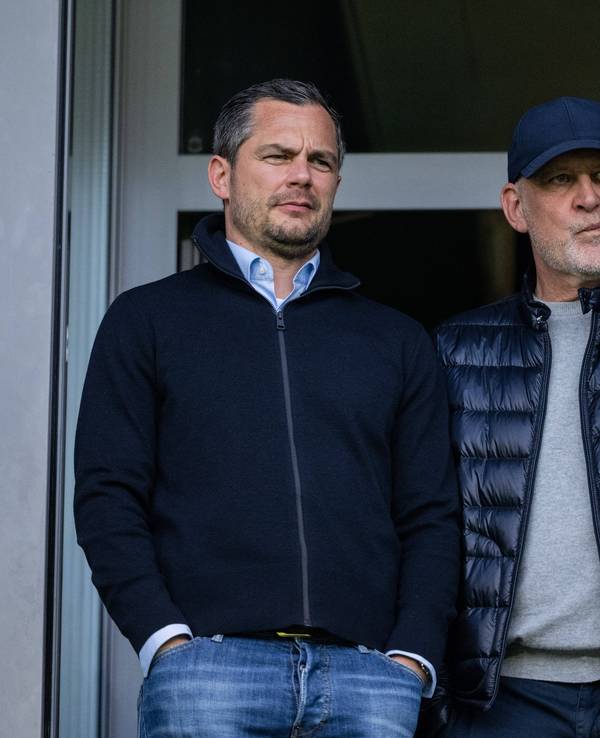 Jörg Schmadtke und Marcel Schäfer stehen auf der Tribüne nebeneinander.